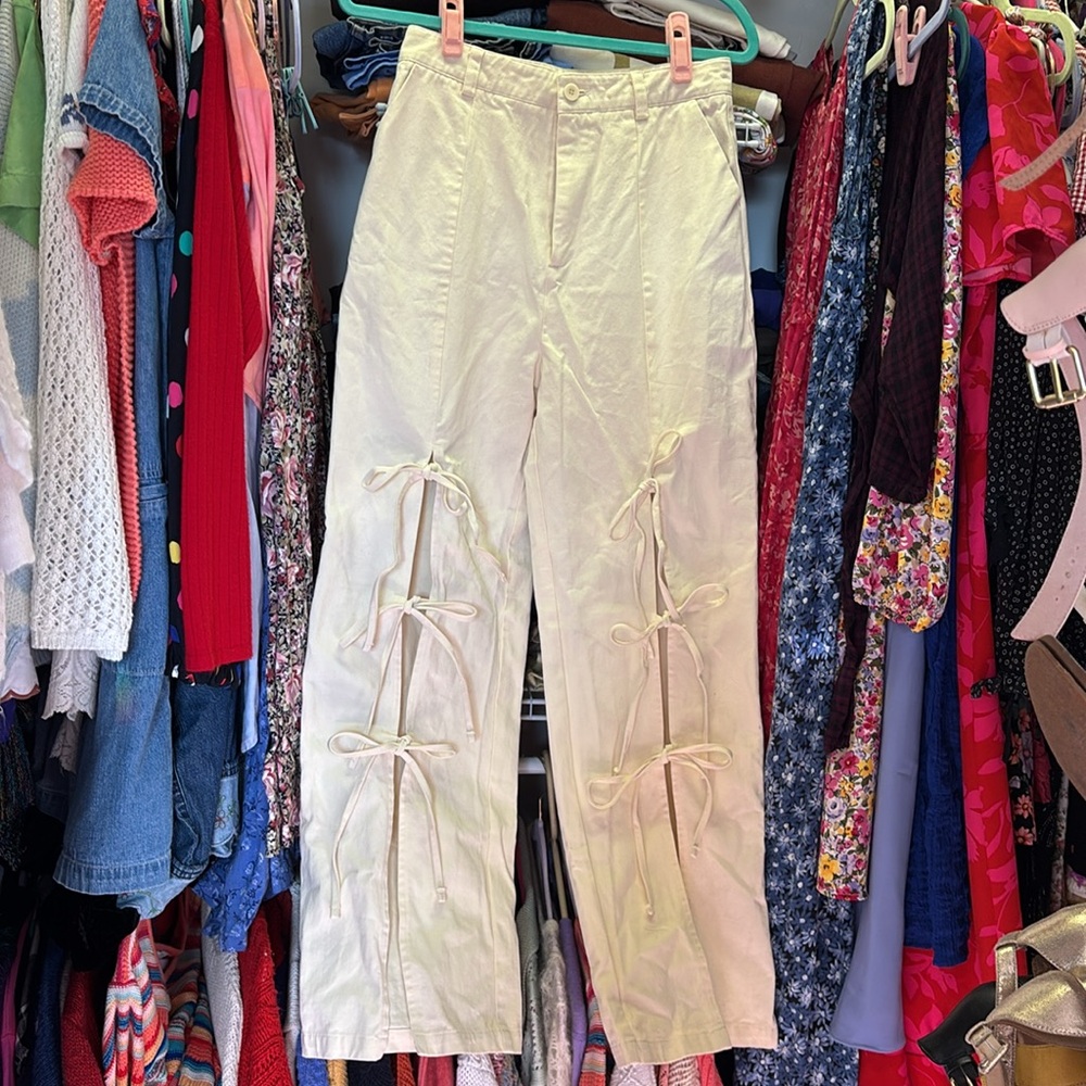 Adorable bow detail jeans size medium fits like 6